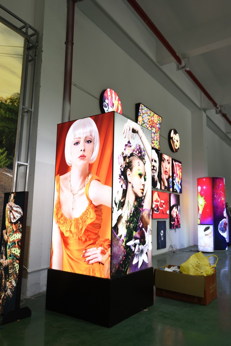 Comparative analysis and application advantages of SEG folding fabric light box and traditional display mode